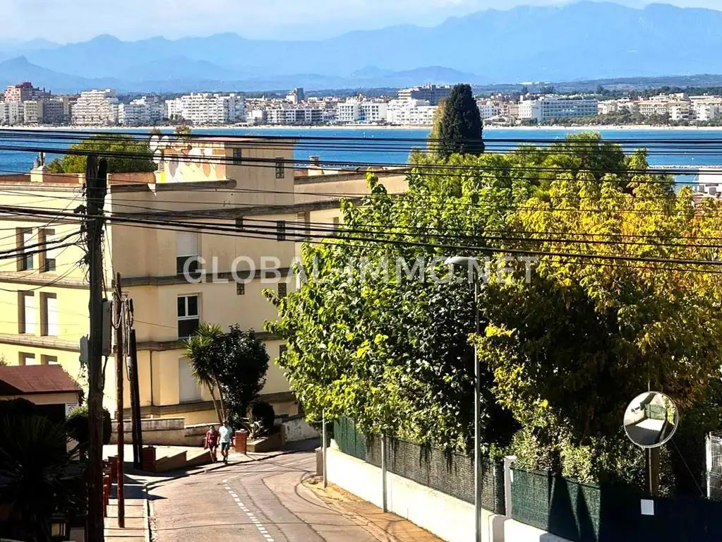 Vista exterior de Apartament en venda en Roses amb Aire condicionat, Calefacció i Terrassa