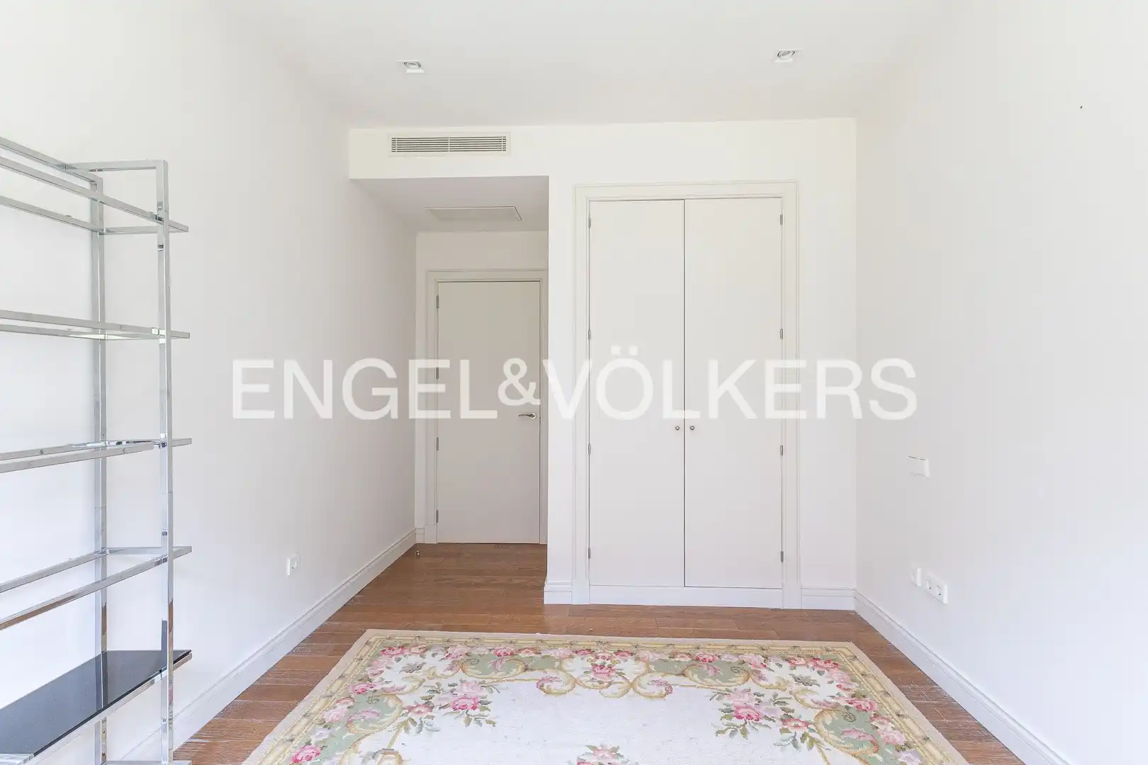 Dormitori de Apartament de lloguer en Madrid amb Aire condicionat, Calefacció i Jardí privat
