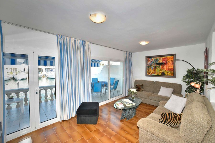 Sala d'estar de Casa o xalet en venda en Empuriabrava amb Aire condicionat i Terrassa