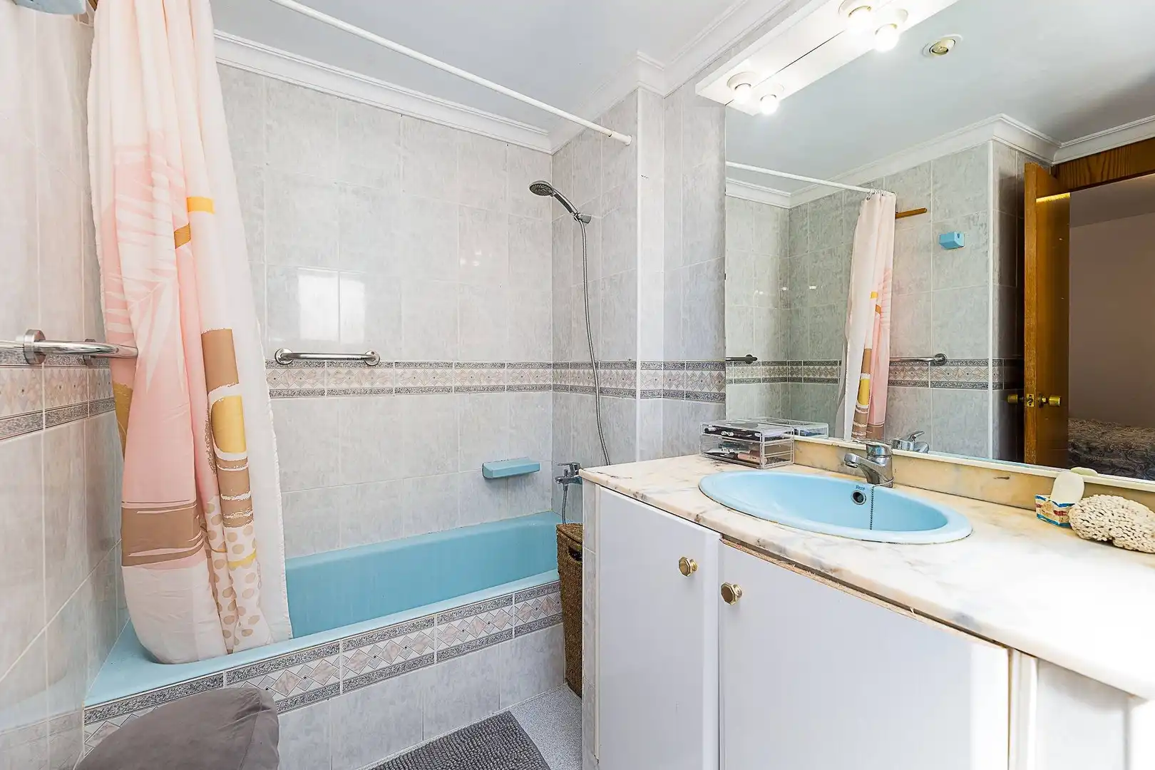 Bathroom of Flat for sale in Llucmajor  with Air Conditioner, Heating and Balcony