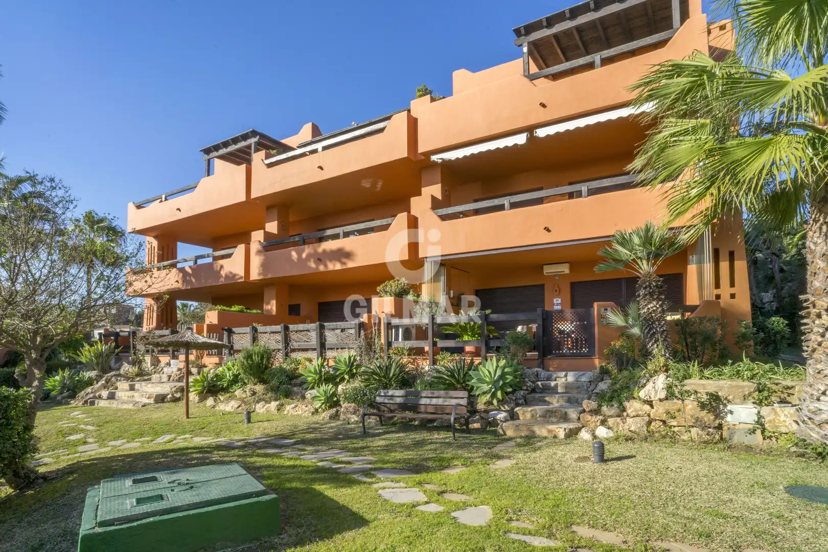Vista exterior de Dúplex en venda en Estepona amb Calefacció, Jardí privat i Traster