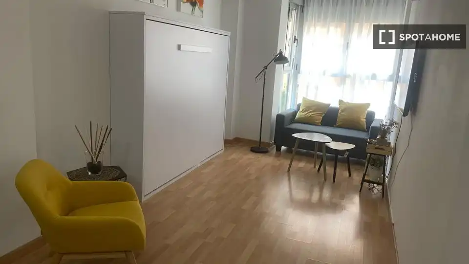 Sala d'estar de Pis de lloguer en Valencia amb Aire condicionat, Calefacció i Moblat