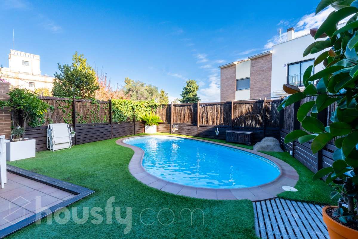 Piscina de Casa adosada en venda en Vilanova i la Geltrú amb Aire condicionat, Calefacció i Jardí privat