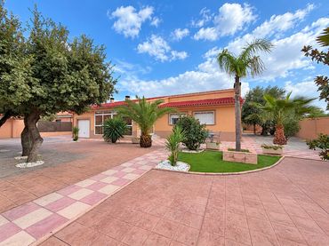 House with garden for sale in Eurovillas