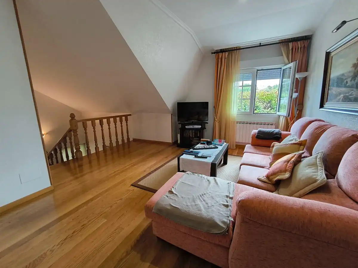 Sala de estar de Casa o chalet en venta en Vilagarcía de Arousa con Calefacción, Jardín privado y Parquet