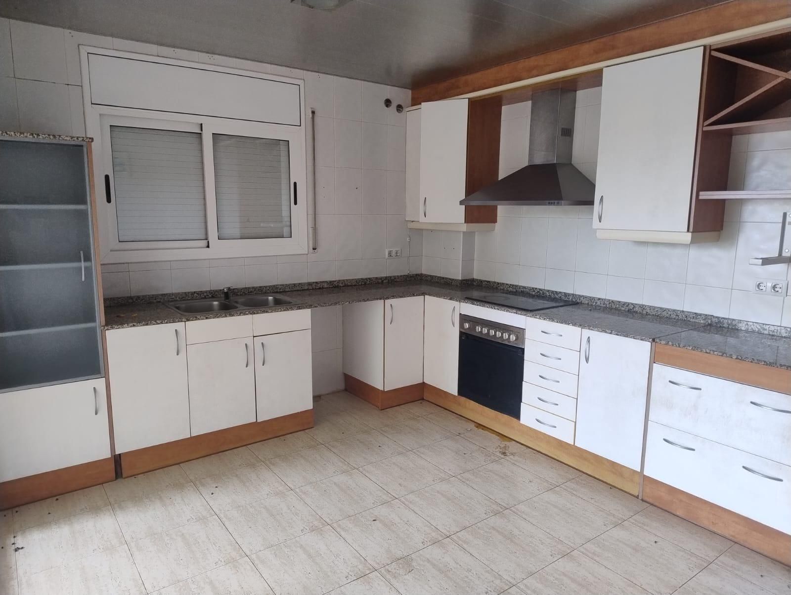 Cuina de Casa o xalet en venda en La Bisbal del Penedès amb Jardí privat, Terrassa i Balcó