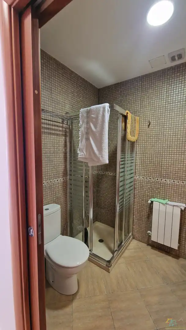 Badezimmer von Einfamilien-Reihenhaus zum Verkauf in Diezma mit Klimaanlage, Heizung und Privatgarten