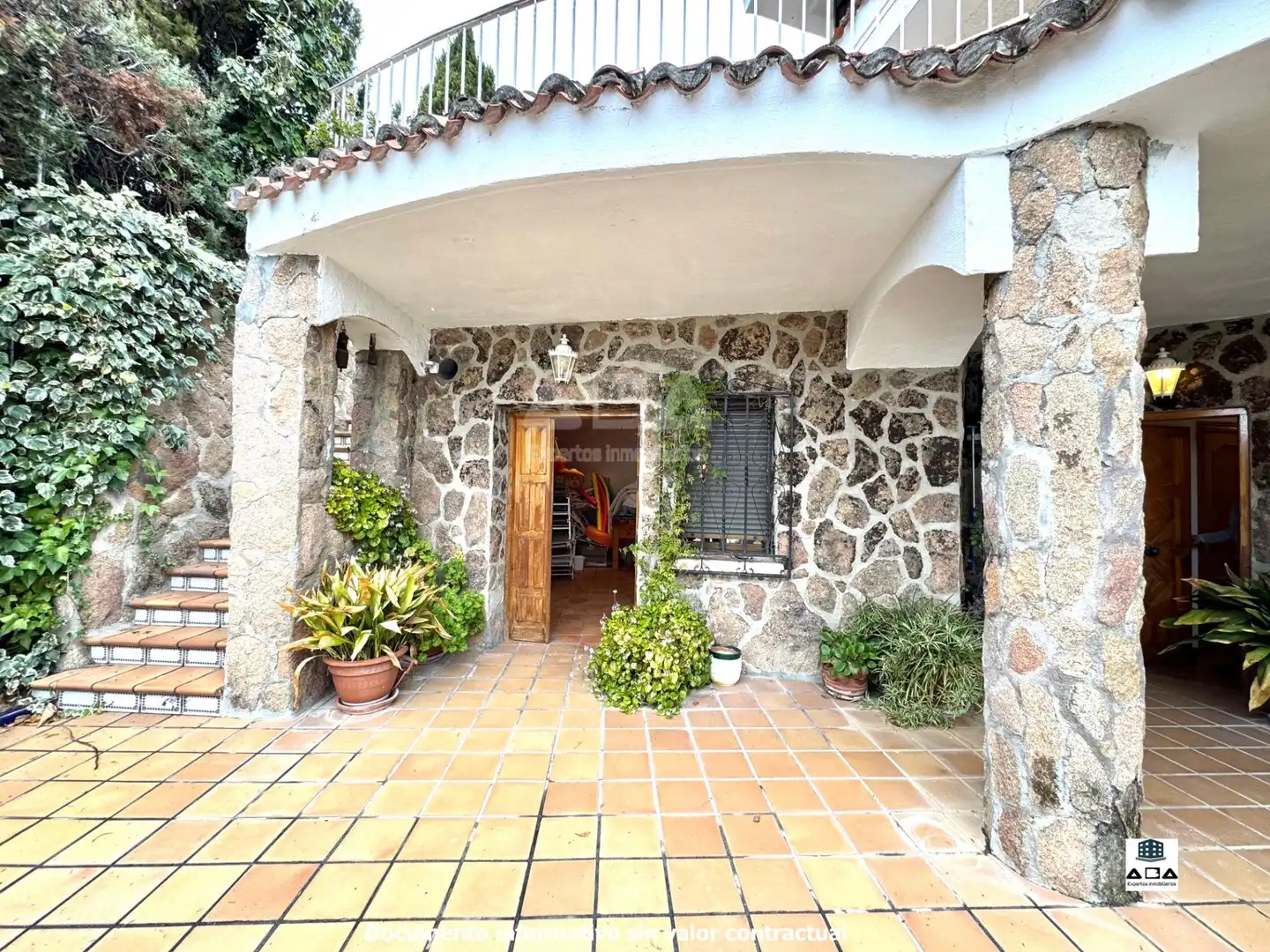 Vista exterior de Casa o chalet en venta en Poyales del Hoyo con Aire acondicionado, Calefacción y Jardín privado