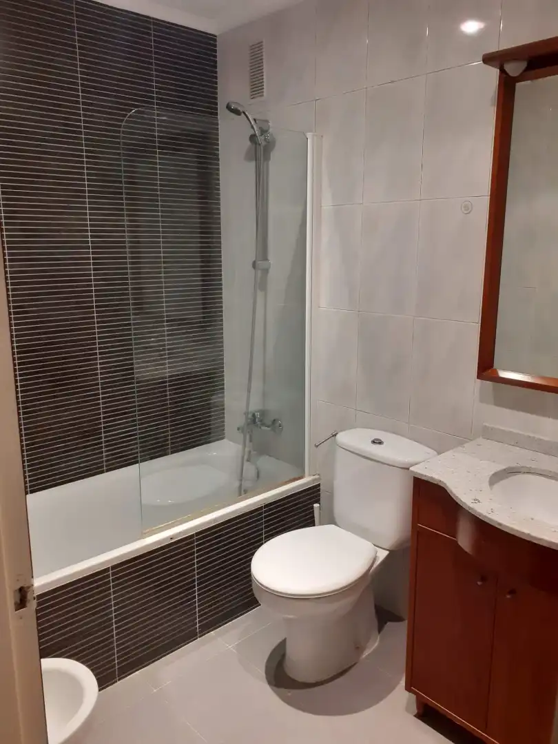 Badezimmer von Wohnung zur Miete in Castro-Urdiales mit Heizung, Möbliert und Gemeinschaftspool