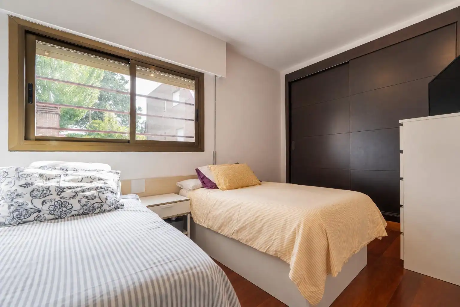 Schlafzimmer von Maisonette zum Verkauf in La Moraleja mit Klimaanlage, Heizung und Privatgarten