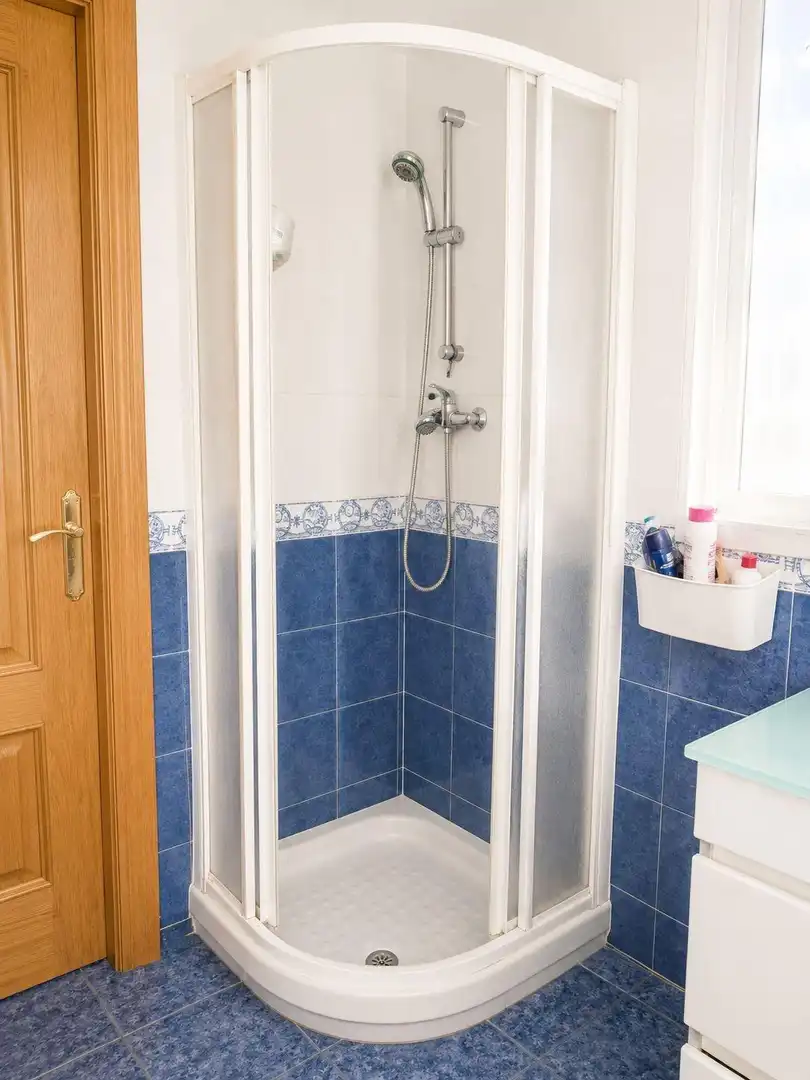 Bany de Casa o xalet en venda en Alicante / Alacant amb Terrassa, Piscina i Balcó