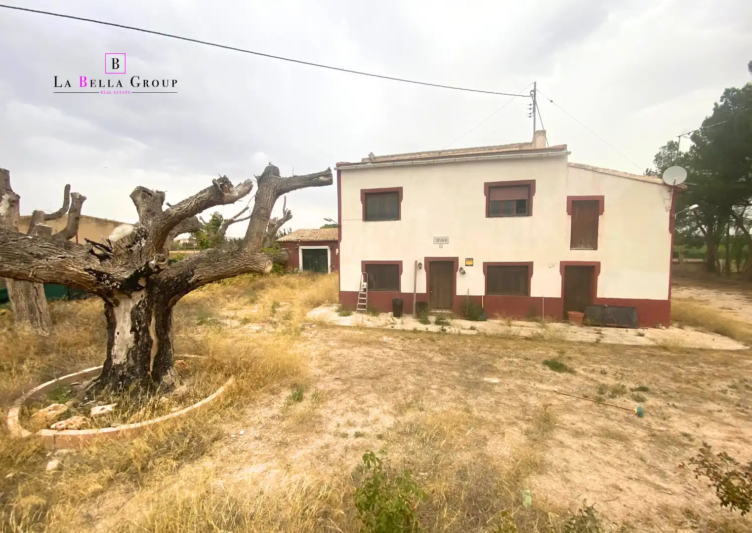 Vista exterior de Casa o xalet en venda en Villena amb Jardí privat, Terrassa i Piscina