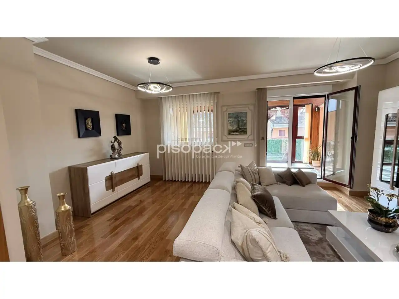 Sala de estar de Casa adosada en venta en Berrioplano / Berriobeiti con Calefacción, Jardín privado y Parquet