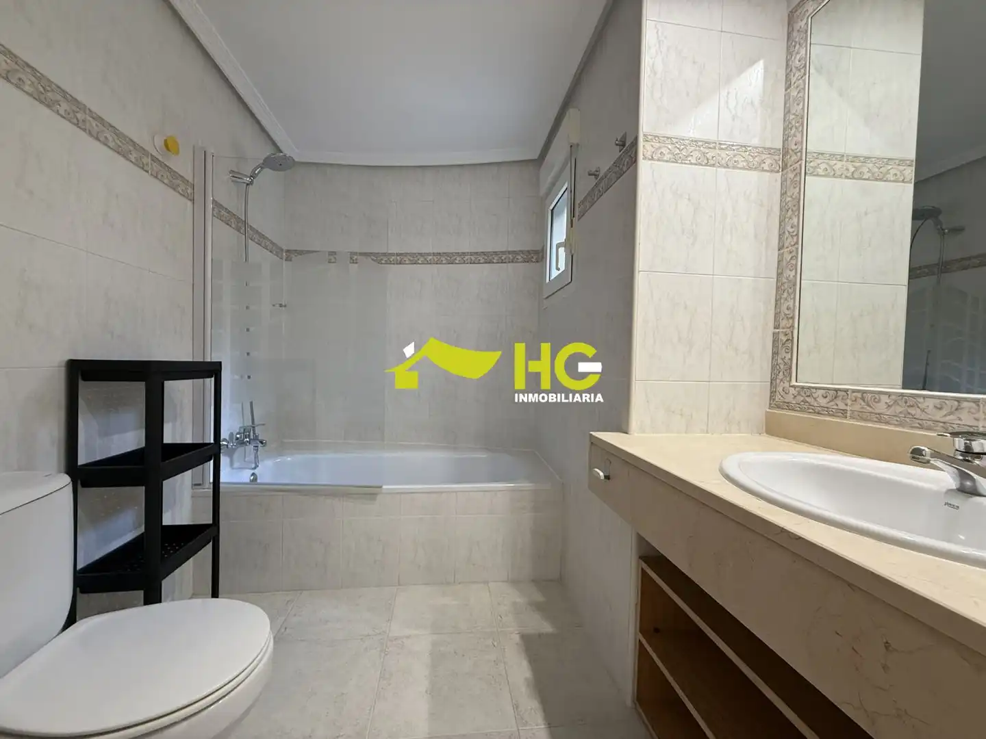 Baño de Dúplex de alquiler en Villaviciosa de Odón con Aire acondicionado, Calefacción y Terraza