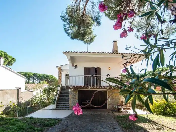 Vista exterior de Casa o xalet en venda en L'Escala amb Jardí privat i Terrassa