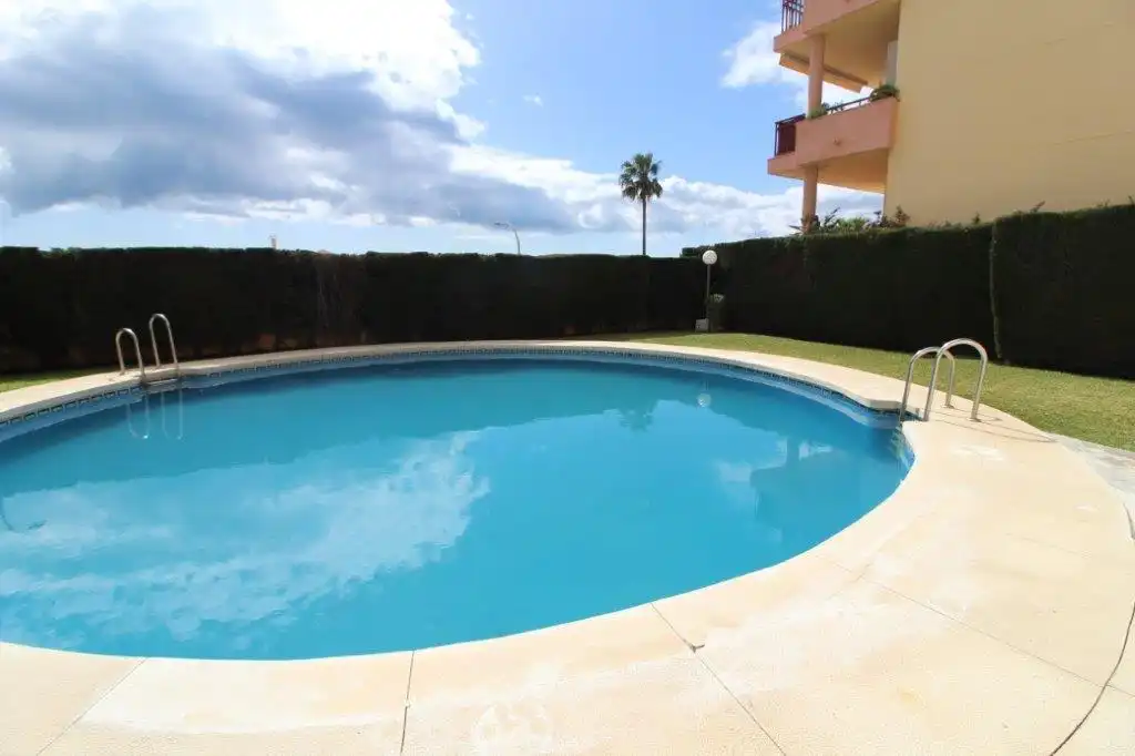 Piscina de Piso en venta en Benalmádena con Aire acondicionado, Terraza y Amueblado