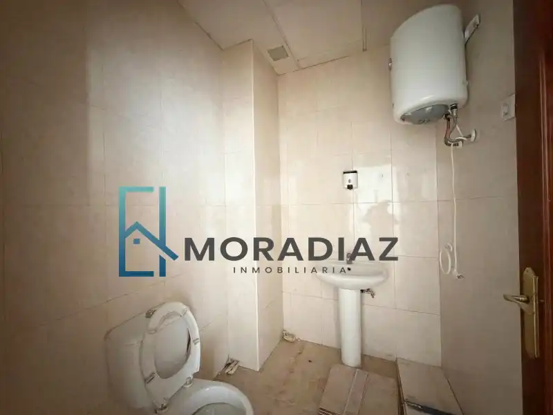 Badezimmer von Geschaftsraum zur Miete in Don Benito mit Klimaanlage, Heizung und Alarm