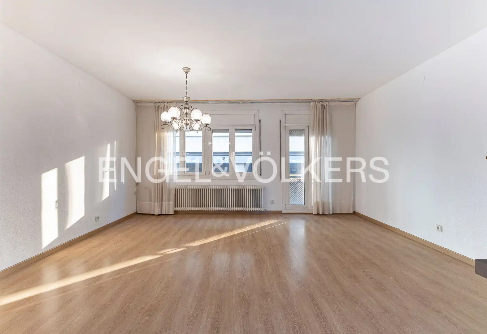 Sala d'estar de Casa adosada en venda en Centre - Sant Oleguer