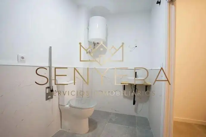 Bathroom of Study for sale in Valencia  with Air Conditioner, Terrace and Furnished