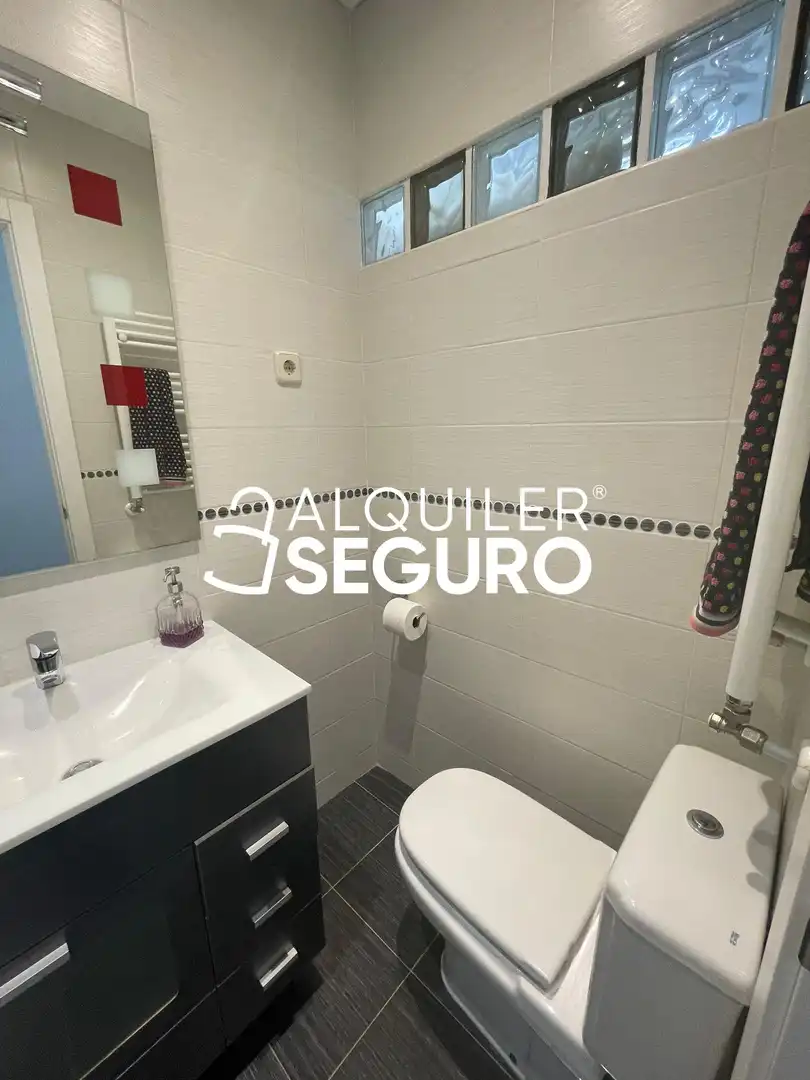 Bathroom of Flat for rent in Madrid  with Air Conditioner and Heating