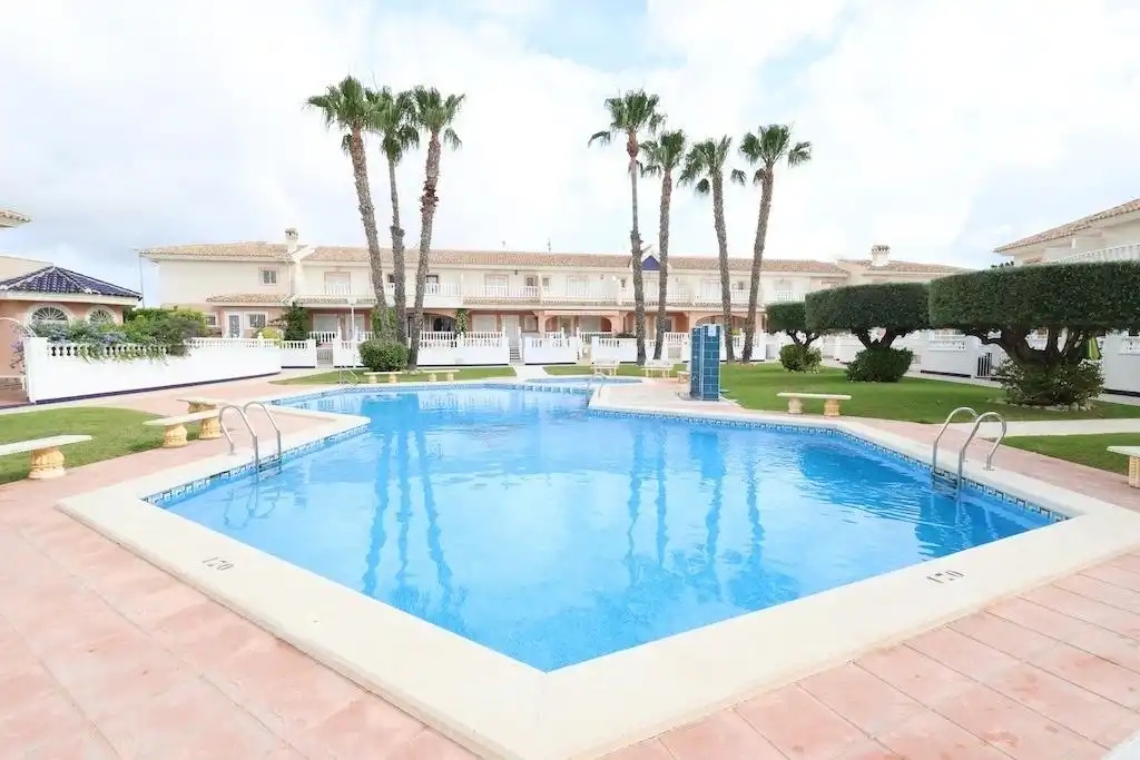 Piscina de Casa adosada en venda en Rojales amb Aire condicionat, Jardí privat i Terrassa