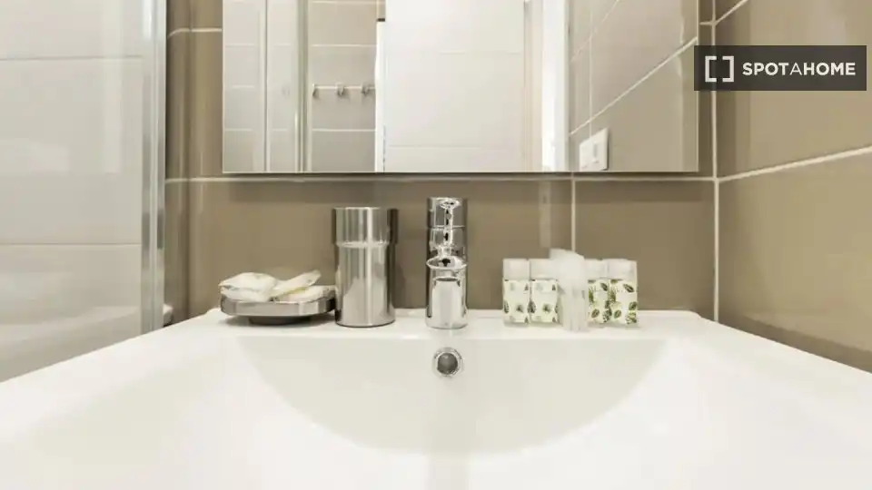 Baño de Piso de alquiler en Barcelona con Aire acondicionado, Calefacción y Amueblado