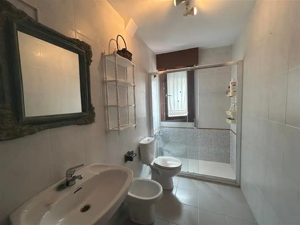 Baño de Piso de alquiler en Val de San Vicente  con Calefacción, Parquet y Amueblado