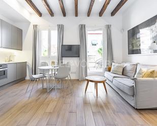 Sala d'estar de Apartament de lloguer en  Madrid Capital amb Aire condicionat i Terrassa