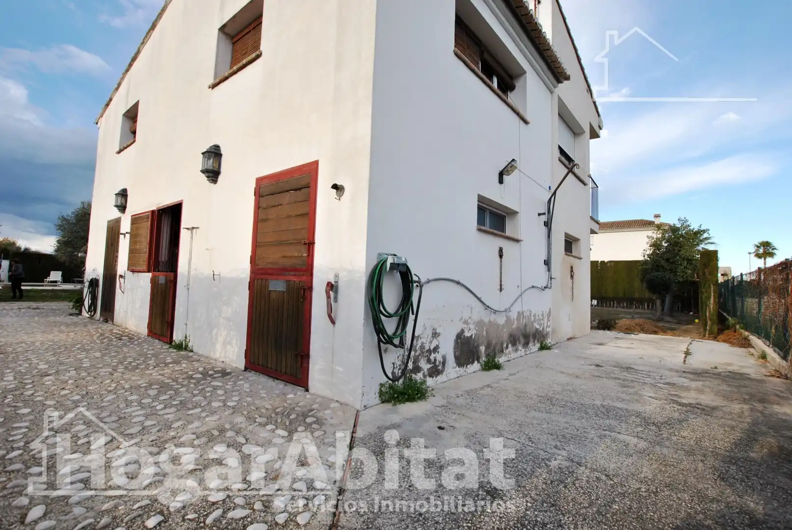 Vista exterior de Casa o xalet en venda en Oliva amb Aire condicionat, Jardí privat i Terrassa