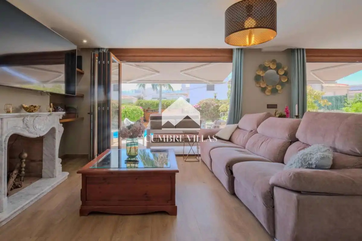 Sala de estar de Casa o chalet en venta en Almuñécar con Jardín privado, Terraza y Amueblado