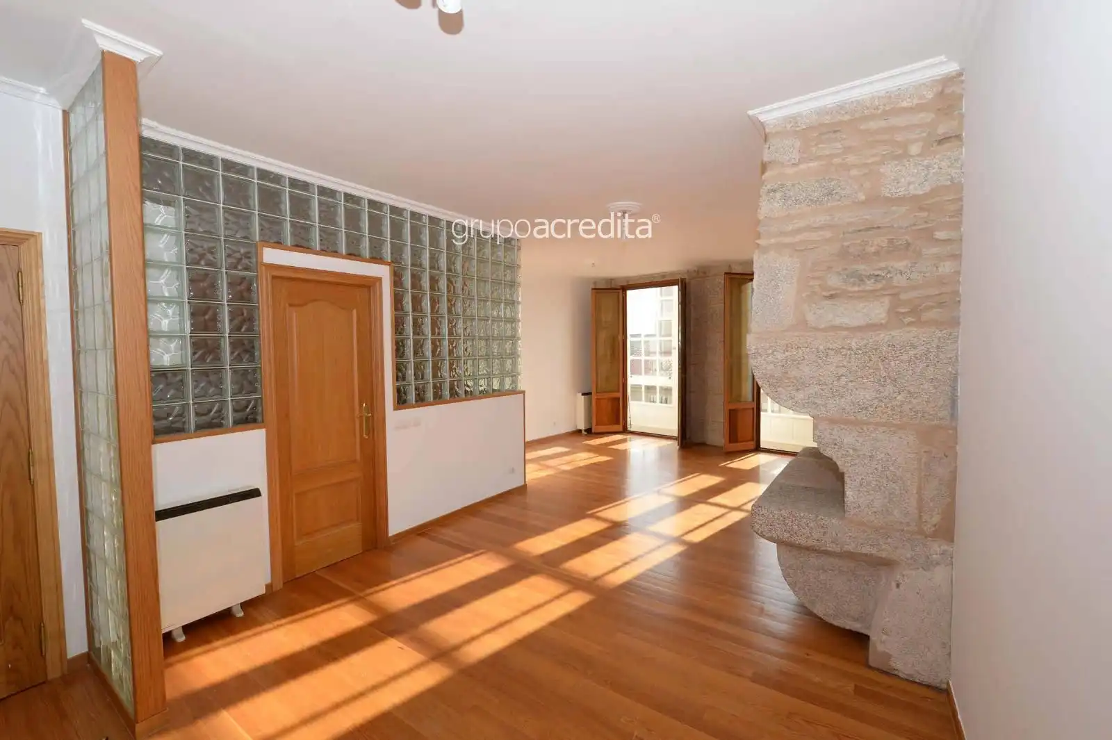 Sala d'estar de Pis en venda en Santiago de Compostela  amb Calefacció, Parquet i Terrassa