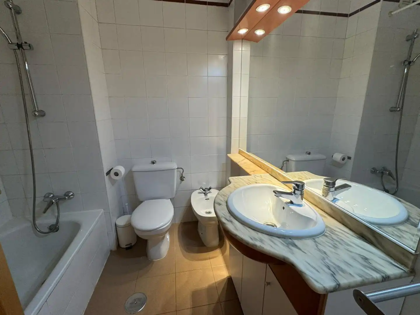 Bathroom of Flat for sale in Sevilla  with Air Conditioner, Heating and Furnished