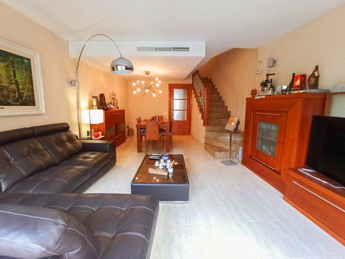 Sala de estar de Casa adosada en venta en Els Hostalets de Pierola con Aire acondicionado, Calefacción y Terraza
