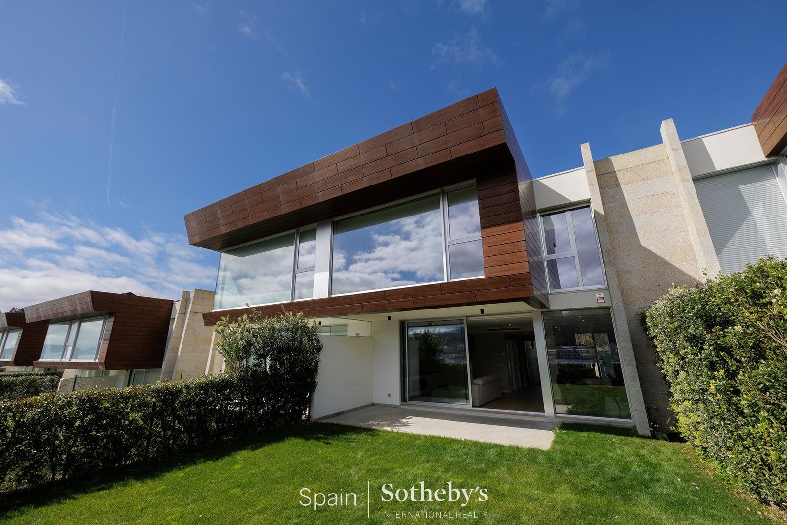 Vista exterior de Casa adosada en venta en Pontevedra Capital  con Aire acondicionado, Jardín privado y Terraza