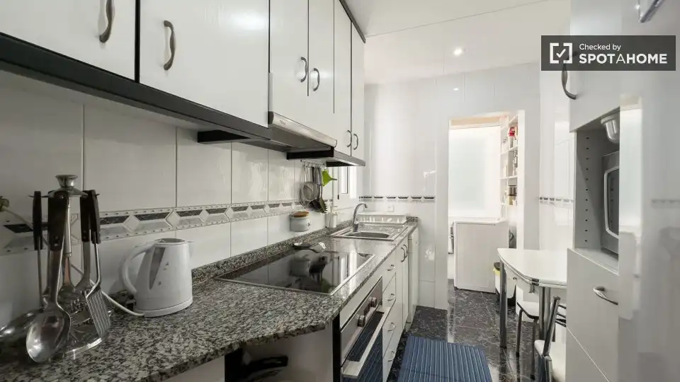 Cuina de Pis de lloguer en Barcelona amb Aire condicionat, Calefacció i Moblat
