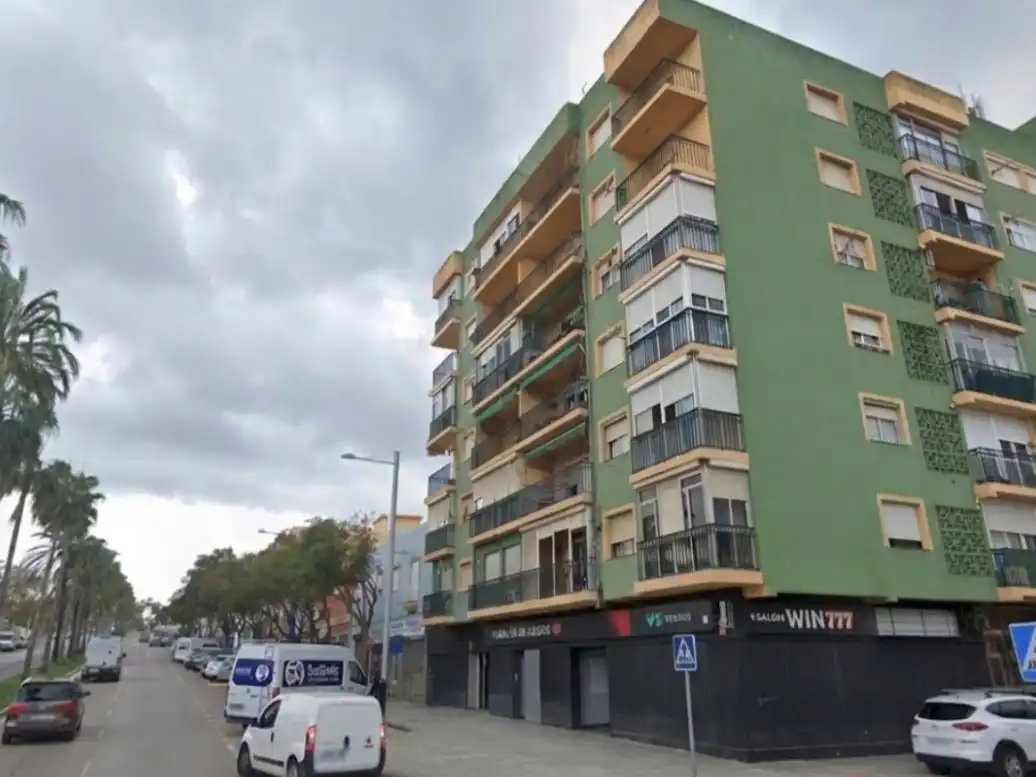 Vista exterior de Àtic en venda en Algeciras amb Aire condicionat, Terrassa i Balcó