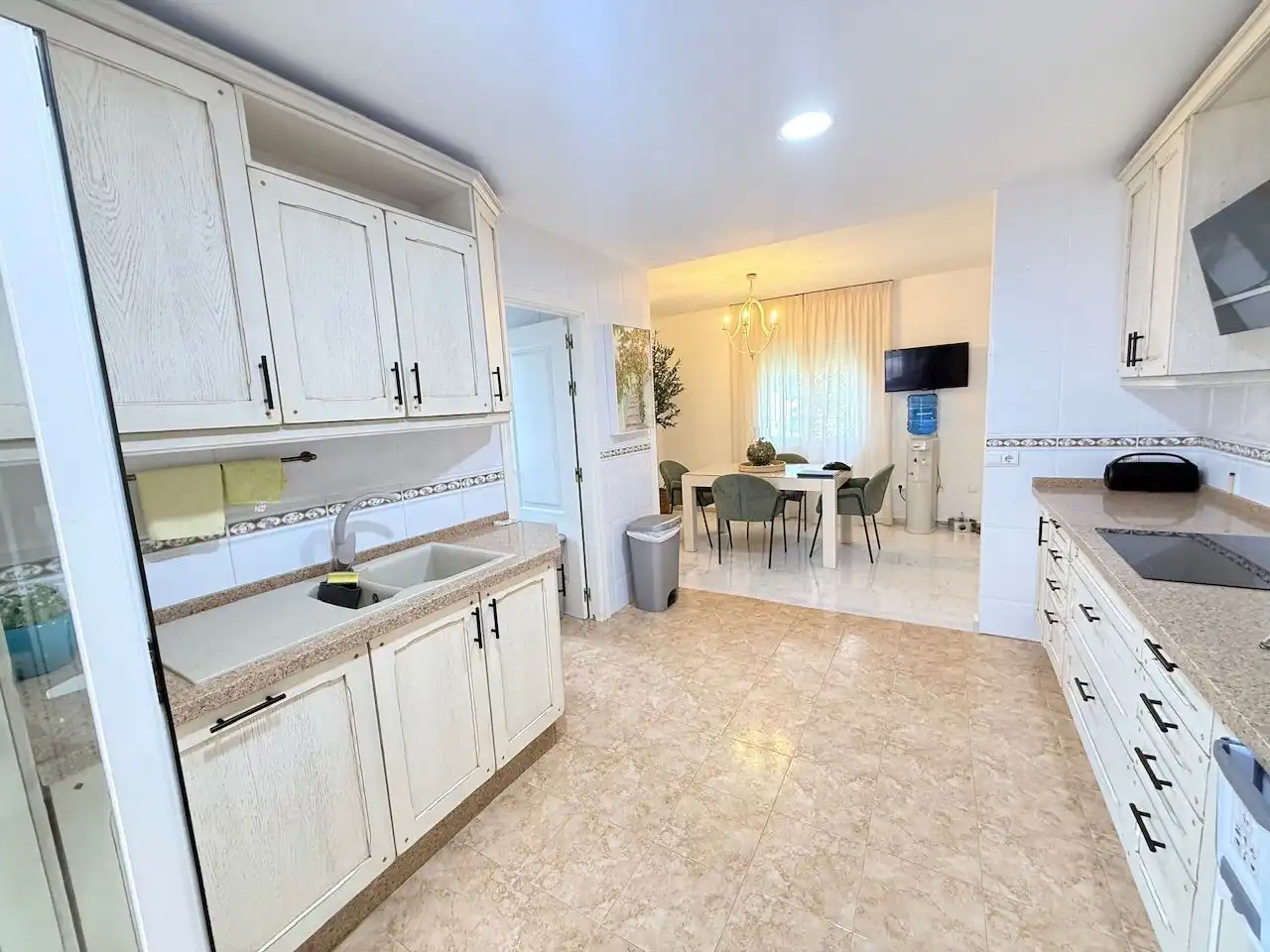 Cuina de Casa o xalet en venda en Vélez-Málaga amb Aire condicionat, Calefacció i Jardí privat