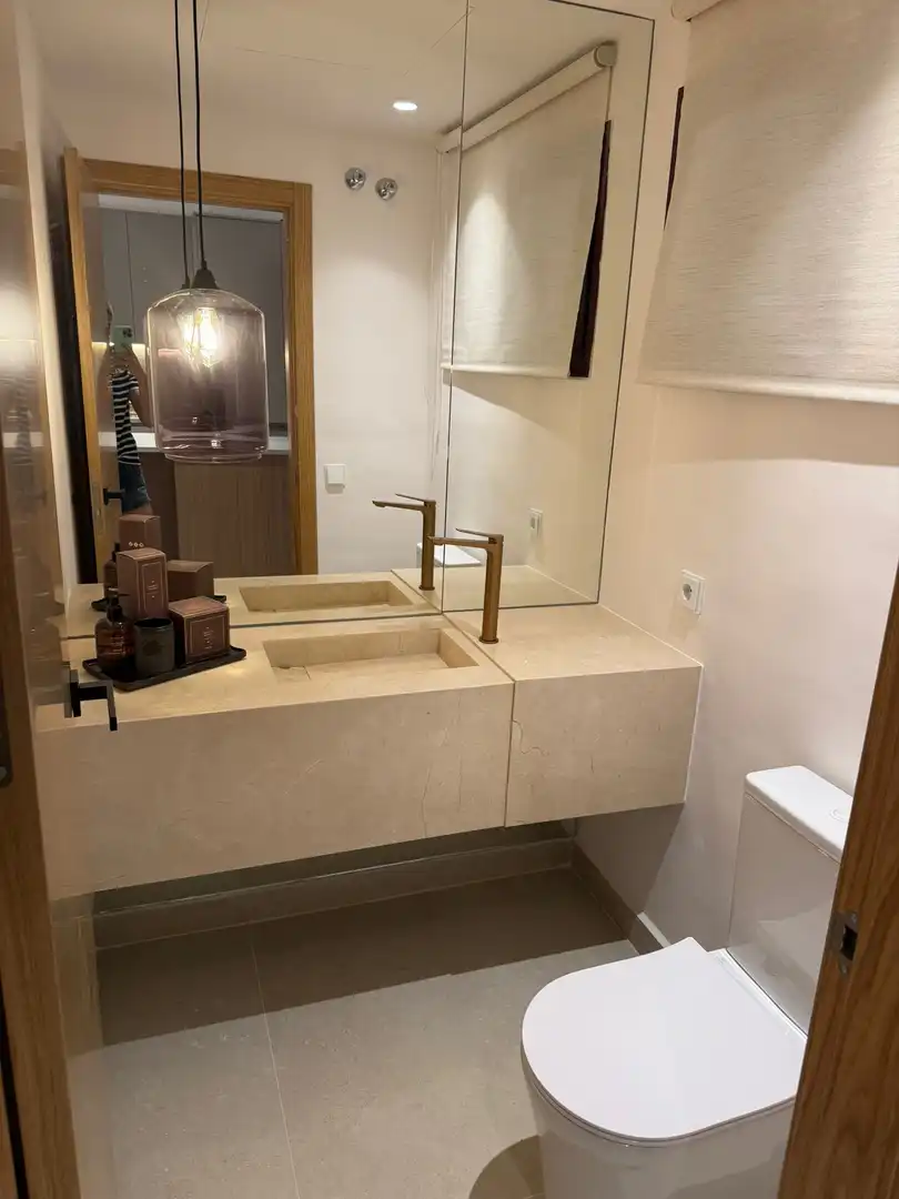 Baño de Apartamento de alquiler en Marbella con Aire acondicionado, Calefacción y Terraza