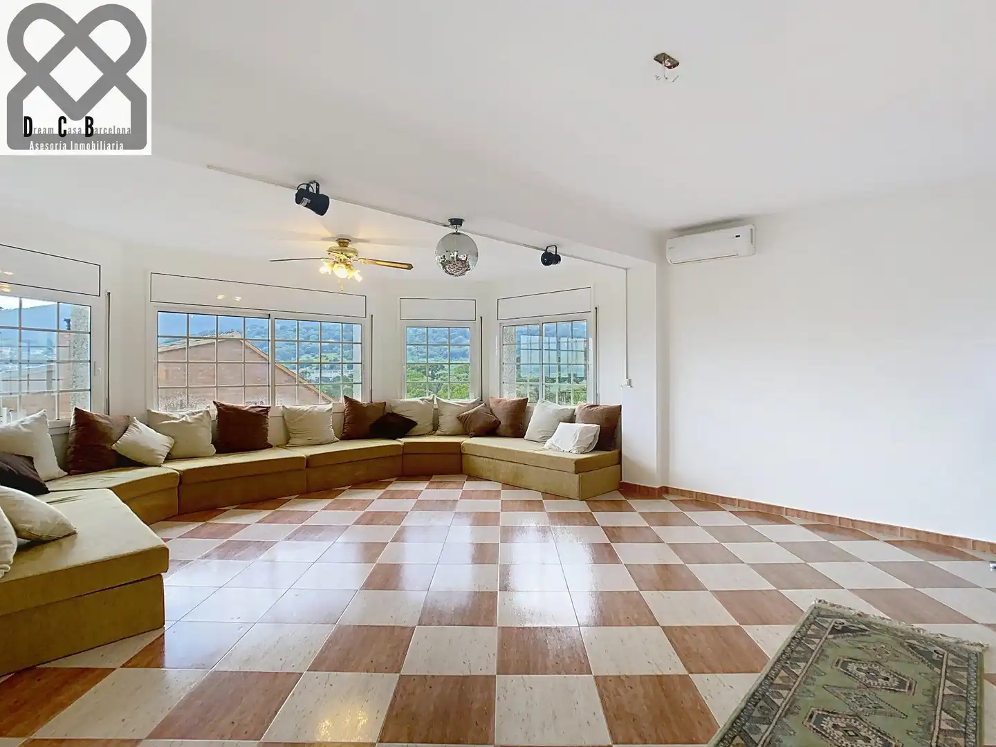 Sala d'estar de Casa o xalet en venda en Caldes de Montbui amb Aire condicionat, Calefacció i Jardí privat