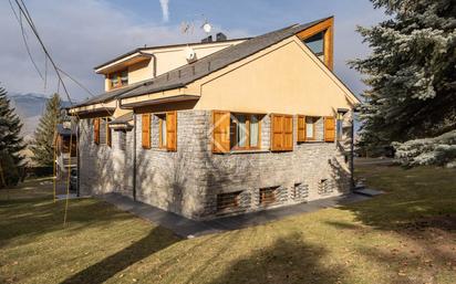 Vista exterior de Casa o xalet en venda en Alp amb Jardí privat i Moblat