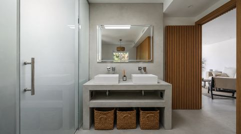 Impecable Ático de Esquina de 2 Dormitorios con Gran Terraza y Azotea Privada, image 3