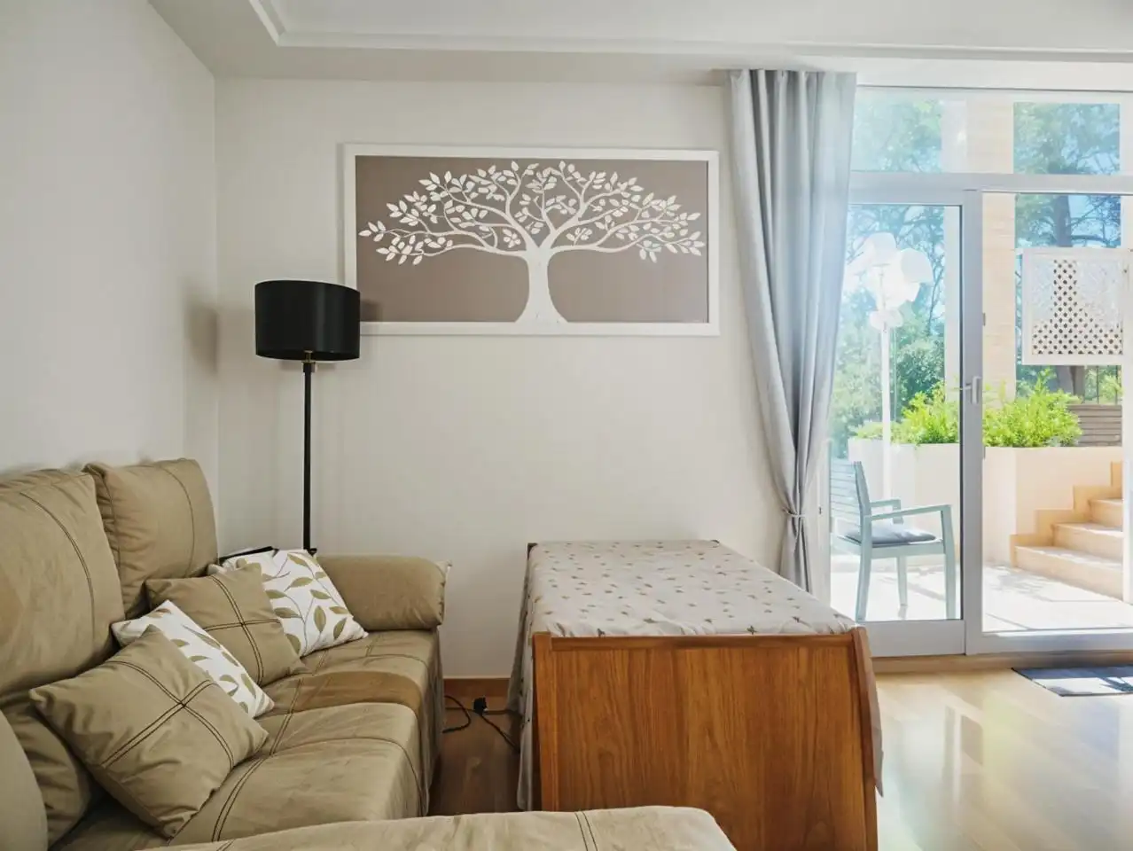 Dormitori de Casa o xalet en venda en Tomares amb Aire condicionat, Jardí privat i Parquet
