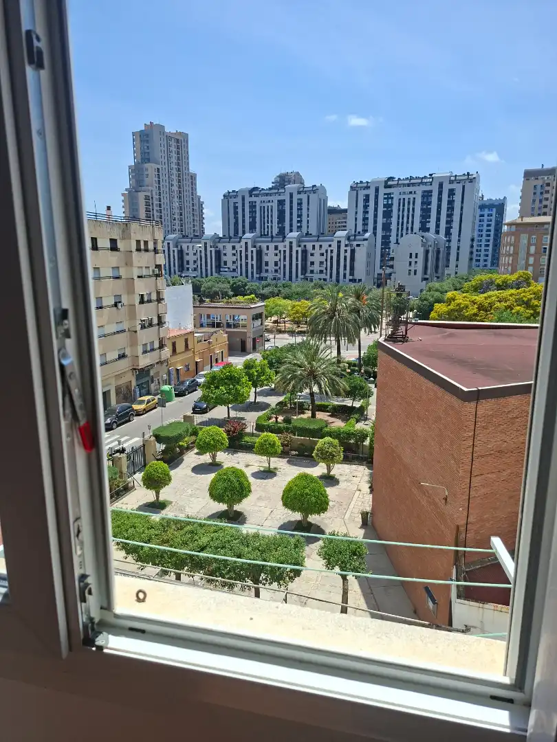 Exterior view of Flat for rent in Valencia  with Furnished, Oven and TV