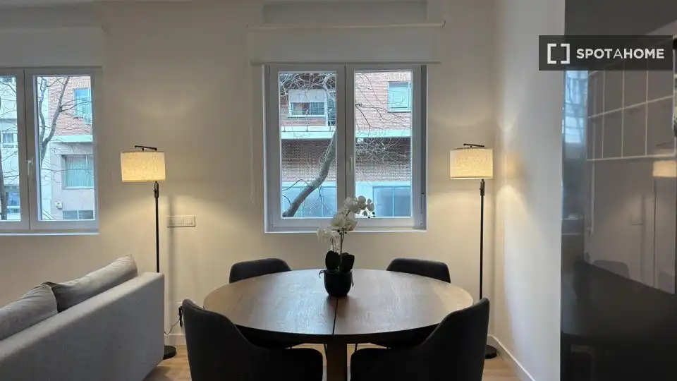Comedor de Piso de alquiler en Madrid con Aire acondicionado, Calefacción y Amueblado