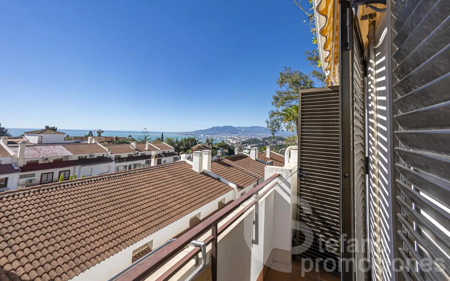 Vista exterior de Casa adosada en venda en Málaga Capital amb Aire condicionat, Terrassa i Piscina comunitària