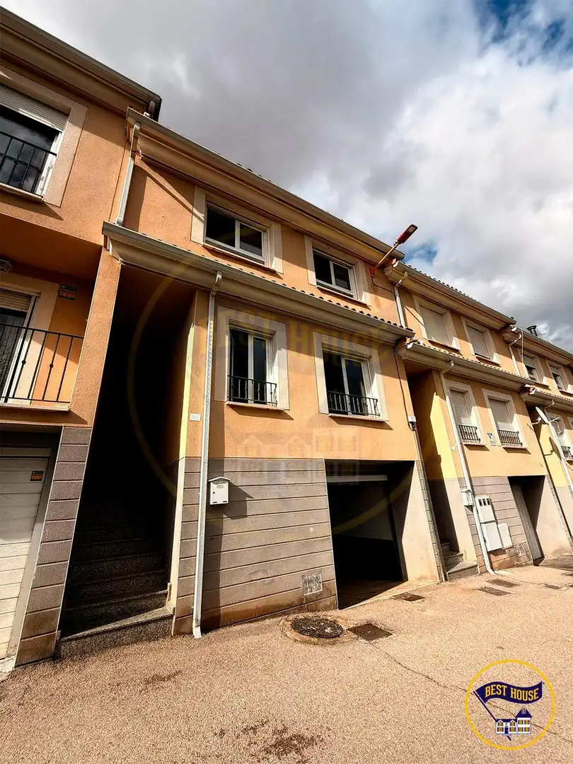 Vista exterior de Casa adosada en venda en Cuenca Capital amb Calefacció