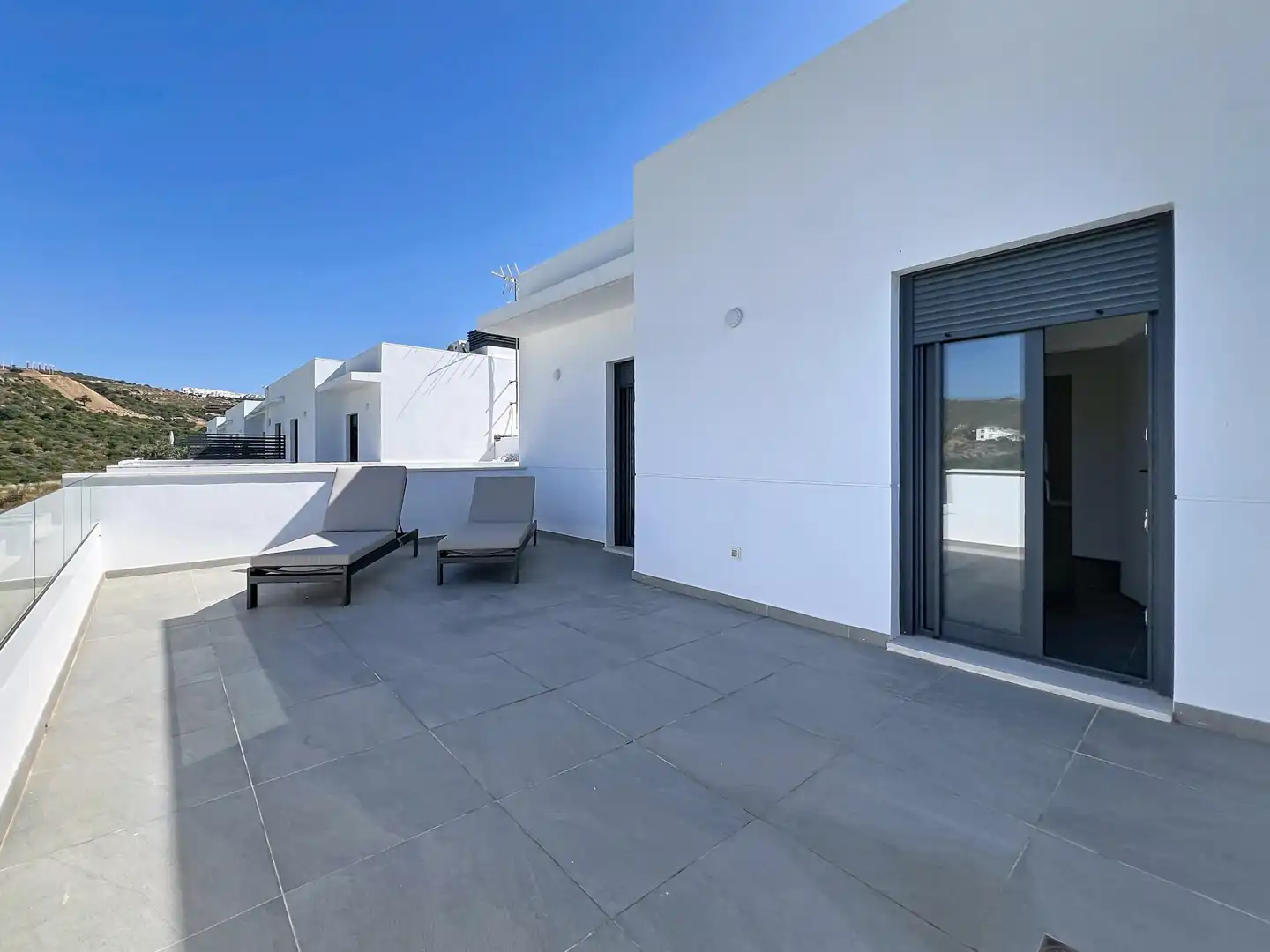 Terrasse von Einfamilien-Reihenhaus zum Verkauf in Manilva mit Klimaanlage, Terrasse und Abstellraum
