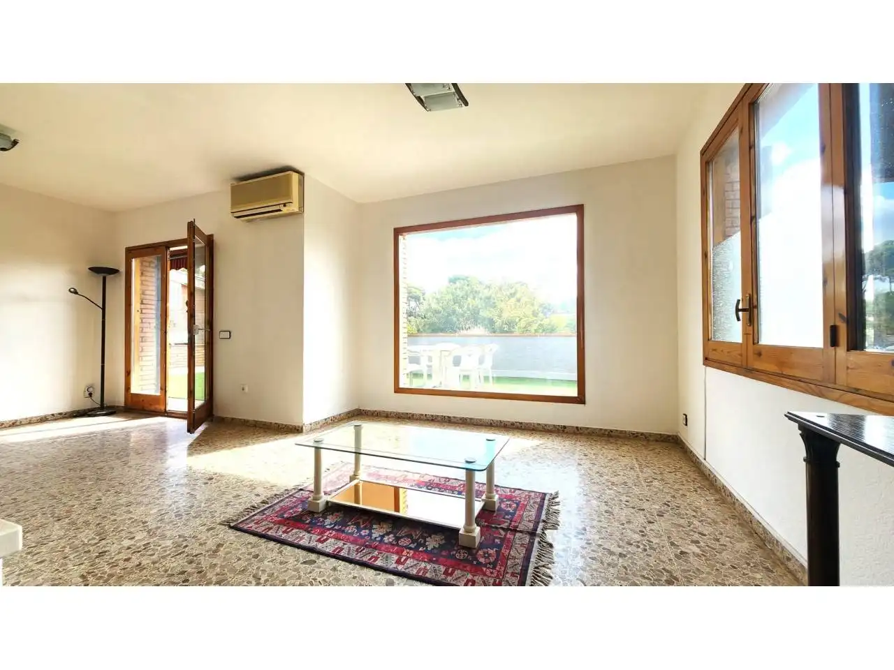 Sala d'estar de Casa o xalet en venda en Barberà del Vallès amb Aire condicionat, Calefacció i Jardí privat