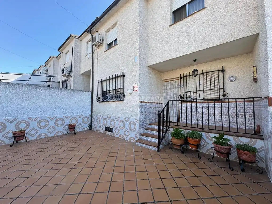 Vista exterior de Casa adosada en venta en Calera y Chozas con Aire acondicionado, Calefacción y Terraza