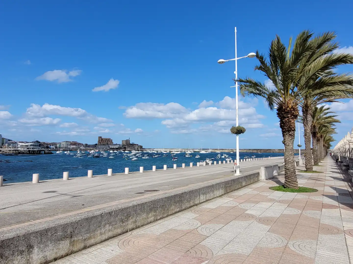 Vista exterior de Casa o chalet de alquiler en Castro-Urdiales con Calefacción, Jardín privado y Parquet